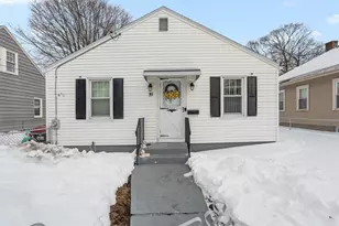 39 Clinton St, Pawtucket, RI 02861 - Photo 1