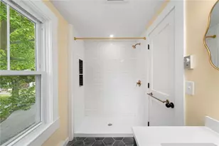 32 Richmond St, Bristol, RI 02809 - Photo 7