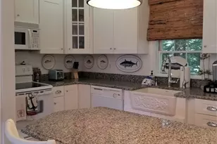 97 Narragansett Ave, Newport, RI 02840 - Photo 9