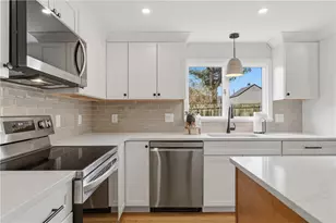 44 Valente Dr, Cranston, RI 02920 - Photo 3