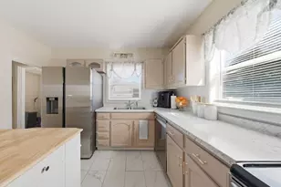 113 Woodside Ave, Pawtucket, RI 02861 - Photo 3