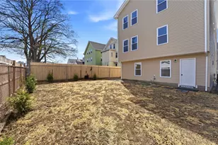 37 Webb St, Pawtucket, RI 02860 - Photo 11