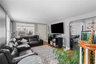 19 Annette Ave, Pawtucket, RI 02861 - Photo 5