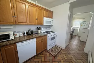 215 Roosevelt St, Providence, RI 02909 - Photo 7