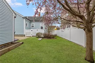 11 Eustis Ave, Newport, RI 02840 - Photo 5