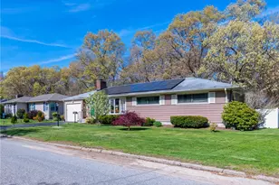 29 Sweetbriar Dr, Cranston, RI 02920 - Photo 3