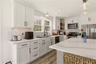 3 Baldwin Rd, Middletown, RI 02842 - Photo 9