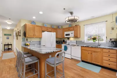231 Maple Avenue #201, Newport, RI 02840 - Photo 7