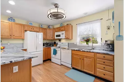 231 Maple Avenue #201, Newport, RI 02840 - Photo 5