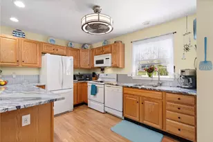 231 Maple Ave, Newport, RI 02840 - Photo 5