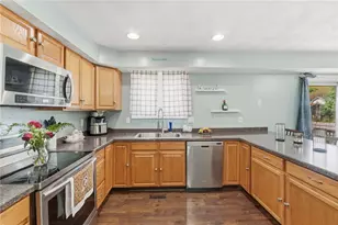 61 Metropolitan Ave, Cranston, RI 02920 - Photo 9