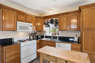 77 Majestic Ave, Warwick, RI 02888 - Photo 5