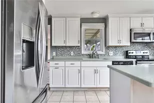 84 E Shore Rd, Narragansett, RI 02882 - Photo 11