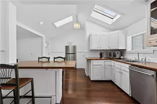 16 Courtway St, Narragansett, RI 02882 - Photo 15