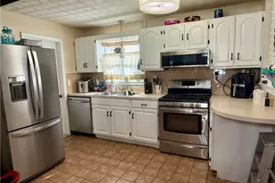 3 Clover St, Pawtucket, RI 02860 - Photo 5