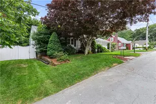 8 Palmer St, Smithfield, RI 02828 - Photo 3