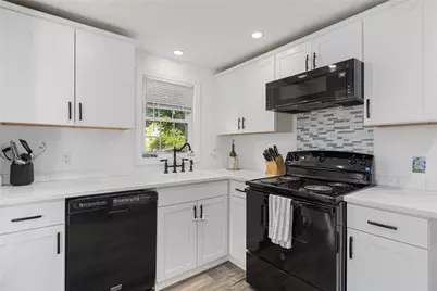 100 Penguin Avenue, Warwick, RI 02818 - Photo 9
