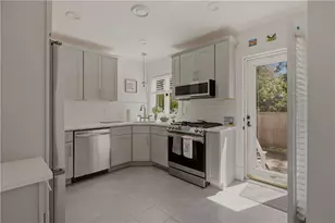 21 Pell St, Newport, RI 02840 - Photo 9