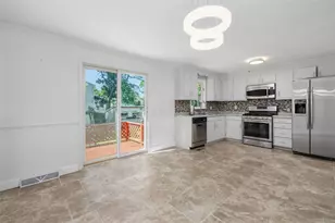 37 Ridgeway Dr, Warren, RI 02885 - Photo 3