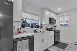 215 Kenyon Ave, Pawtucket, RI 02861 - Photo 5