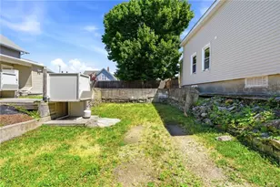35 Woodlawn Ave, Pawtucket, RI 02860 - Photo 3