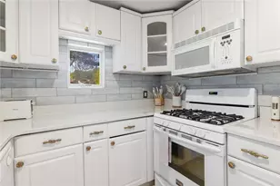 11 N Shore St, Warwick, RI 02889 - Photo 15