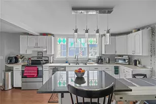 32 Houston Ave, Newport, RI 02840 - Photo 11