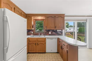 115 Thurston St, East Providence, RI 02915 - Photo 17