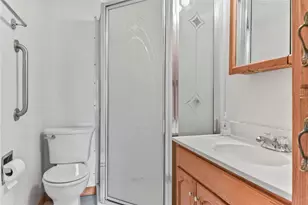 101 Endicott Dr, Warwick, RI 02886 - Photo 9