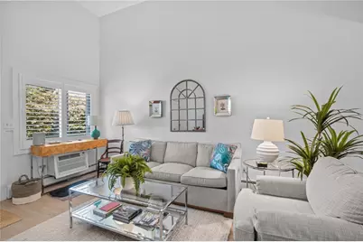 26 West Narragansett Avenue #4, Newport, RI 02840 - Photo 1