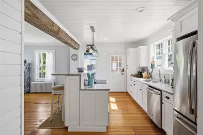 40 W Narragansett Avenue, Newport, RI 02840 - Photo 5