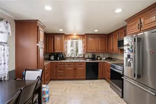 62 Hillcrest Ave, Pawtucket, RI 02860 - Photo 5