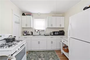 169 10th St, Providence, RI 02906 - Photo 17