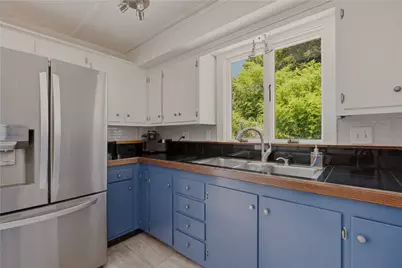 21 Clinton Avenue, Newport, RI 02840 - Photo 11