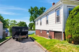 29 E Earle St, Cumberland, RI 02864 - Photo 5