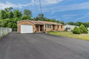 204 Knollwood Dr, Woonsocket, RI 02895 - Photo 3