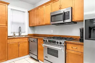 2 Poplar St, Providence, RI 02906 - Photo 7