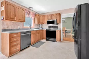 63 Derbyshire Dr, Cranston, RI 02921 - Photo 9