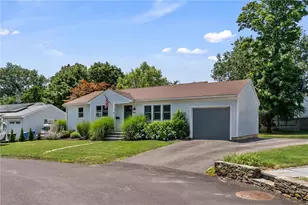 19 Sherwood Rd, Middletown, RI 02842 - Photo 1
