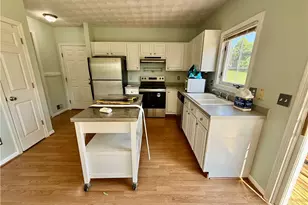 125 Goldenrod Dr, Middletown, RI 02842 - Photo 5