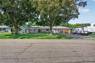 81 Iroquois Dr, Warwick, RI 02888 - Photo 3