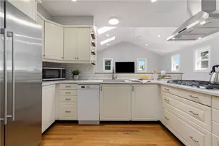 7 Namquid Dr, Middletown, RI 02842 - Photo 15