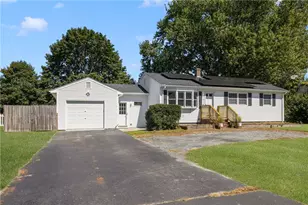 7 Namquid Dr, Middletown, RI 02842 - Photo 3