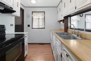979 Toll Gate Rd, Warwick, RI 02886 - Photo 9