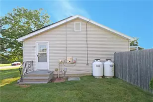 61 Amesbury Cir, Middletown, RI 02842 - Photo 11
