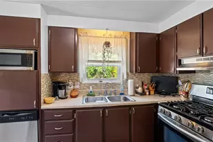 979 Toll Gate Rd, Warwick, RI 02886 - Photo 5
