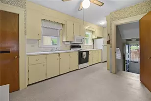 33 Hillcrest Ave, Pawtucket, RI 02860 - Photo 9