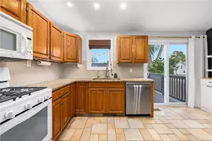 34 Queen St, Cranston, RI 02920 - Photo 9