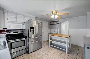 39 Wollaston St, Cranston, RI 02910 - Photo 9