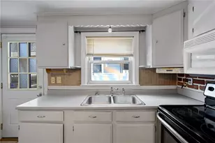 39 Wollaston St, Cranston, RI 02910 - Photo 11